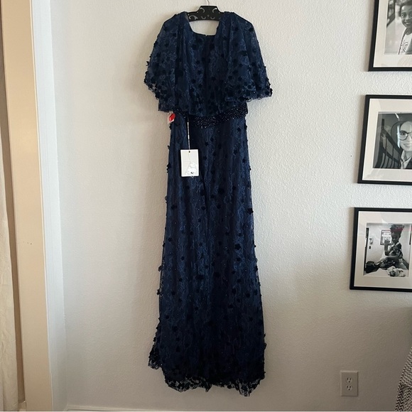 MacDuggal 67712 Midnight Floral Appliqué VNeck Flutter Sleeve Lace Gown NWT - Picture 4 of 9